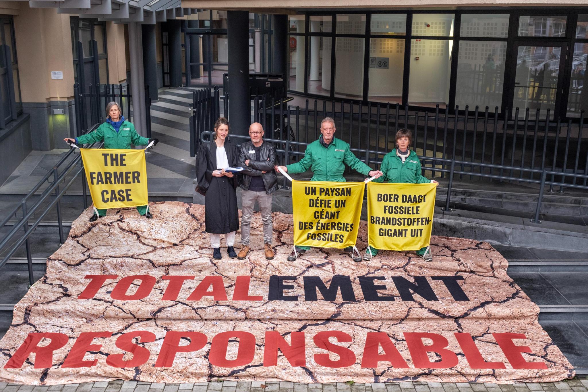 Homepage 3 hugues dépose la citation au tribunal de tournai avec ses avocates et ses alliées